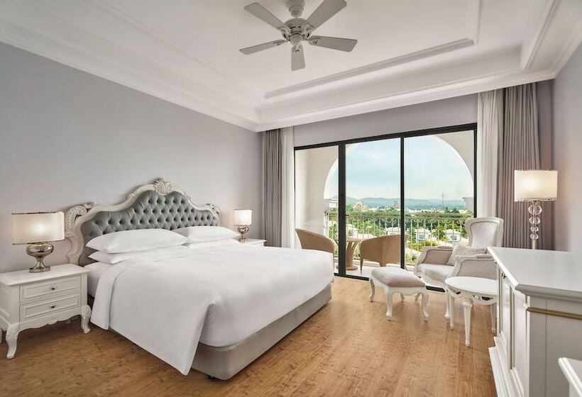 اتاق لوکس با چشم‌انداز باغ, Sheraton Phu Quoc Long Beach Resort