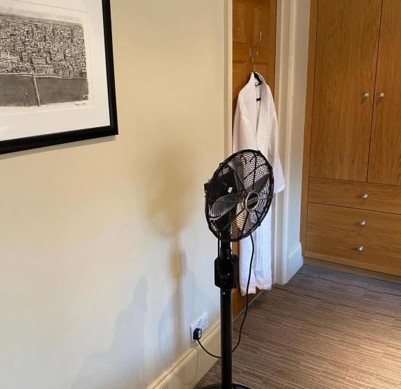 패밀리 스위트, Kennington B & B