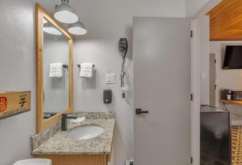 חדר דחוקס עם מיטת קינג, Highliner Hotel   Deluxe Interior King Rooms  No View
