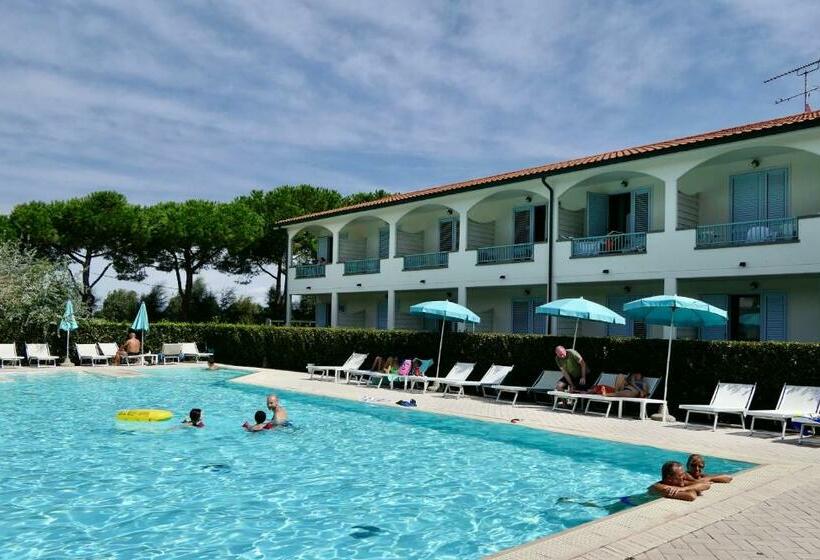 带1个卧室的公寓, Isa Residence With Swimming Pool At Only 450 Meters From The Beach