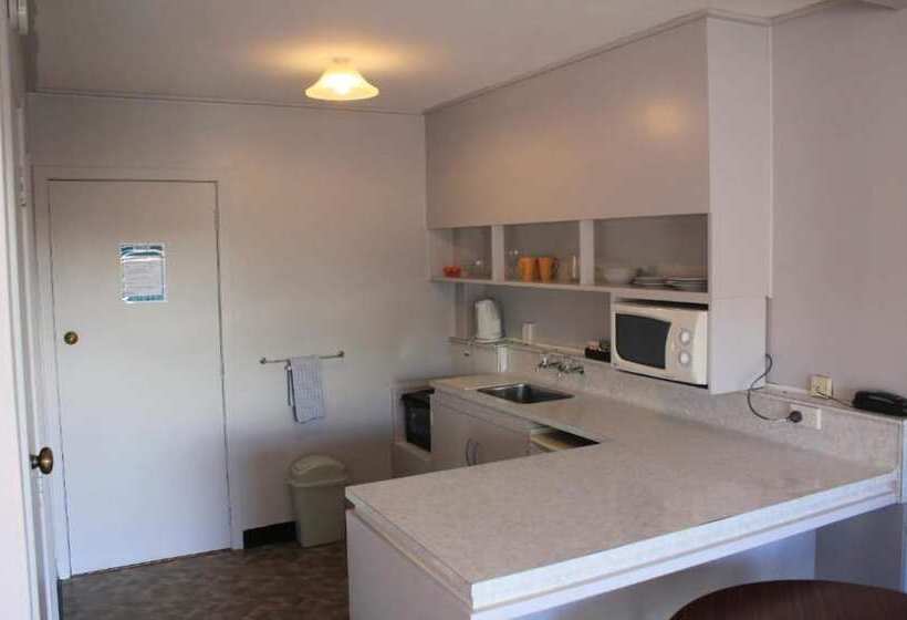 Студия Стандарт, Coronation Court Motel