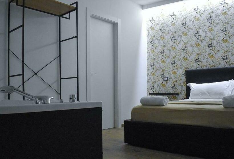 اتاق استاندارد با وان آب گرم, Pietramare Luxury Suites By Rentbeat
