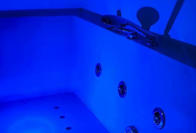 اتاق استاندارد با وان آب گرم, Pietramare Luxury Suites By Rentbeat