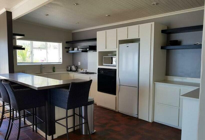 سوییت خانوادگی, Ana S Place Apartments
