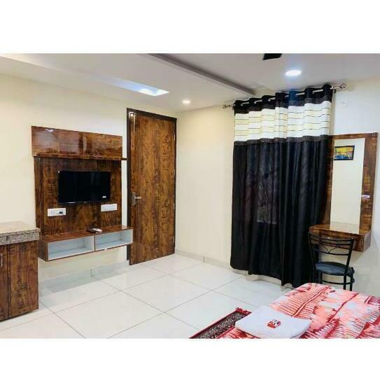 Номер Deluxe Кровать Кинг, The Rajmani Motel    Luxury Studios    Lpu Law Gate