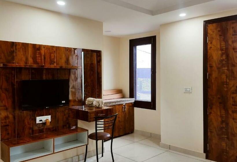 Номер Deluxe Кровать Кинг, The Rajmani Motel    Luxury Studios    Lpu Law Gate