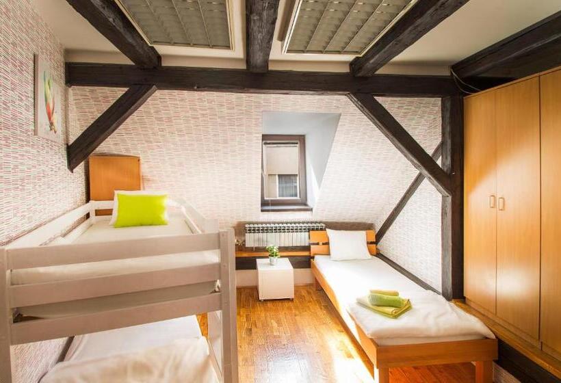 تختخواب در اتاق مشترک, Hostel Centar
