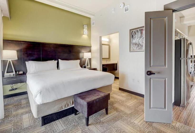 キングサイズベッドのスイートルーム, Staybridge Suites Baltimore   Inner Harbor, An Ihg