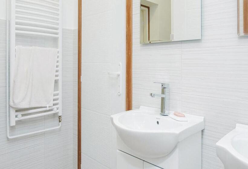 اتاق کلاسیک چهارنفره, Hostel Jellostone
