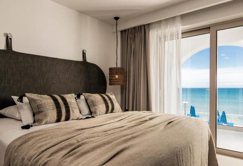 سوییت سوپریور با چشم‌انداز دریا, Boletsos Beach