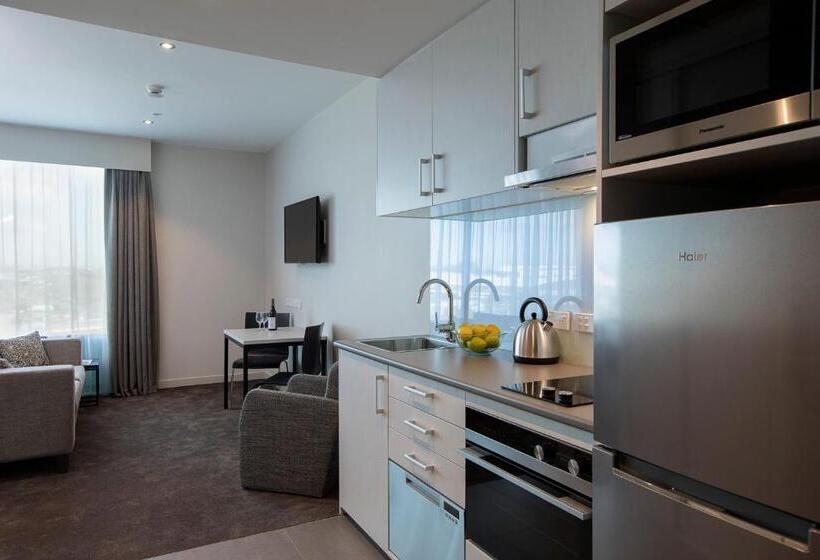 Студио Executive, Quest Highbrook