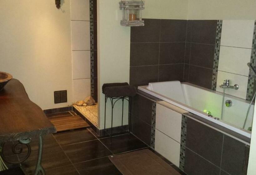 Номер Стандарт с Гидромассажем, Chambres D Hotes ,hotel ,secret D Une Nuit A Vicq Prės De Onnaing,avec Piscine
