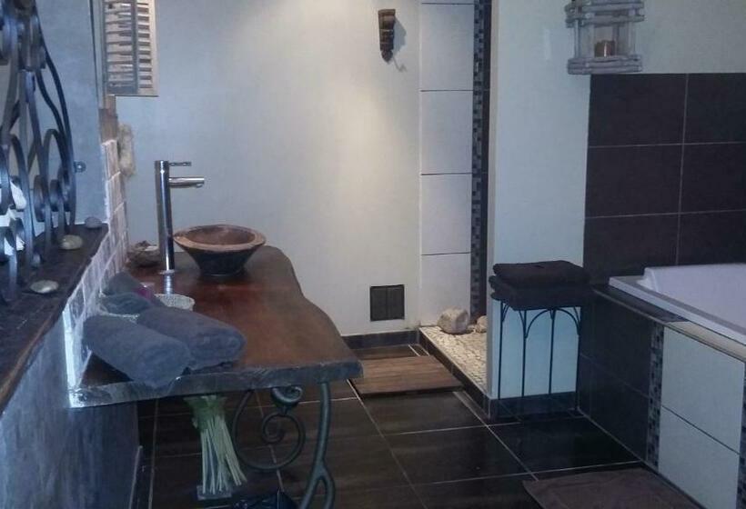 Номер Стандарт с Гидромассажем, Chambres D Hotes ,hotel ,secret D Une Nuit A Vicq Prės De Onnaing,avec Piscine