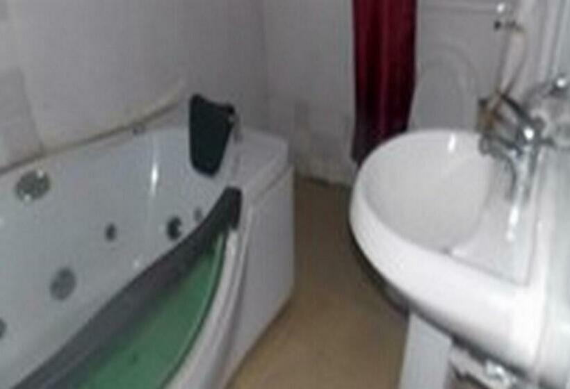 اتاق استاندارد سه نفره, Room In Apartment   Sheriffyt Royale Hotel   Business Suite