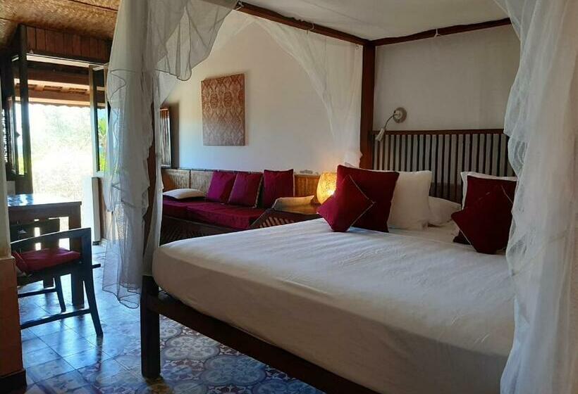 اتاق لوکس با چشم‌انداز دریا, Villa Louise Hue Beach Boutique