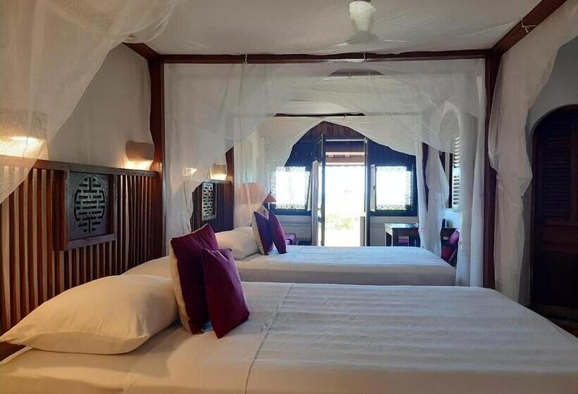 اتاق لوکس با چشم‌انداز دریا, Villa Louise Hue Beach Boutique
