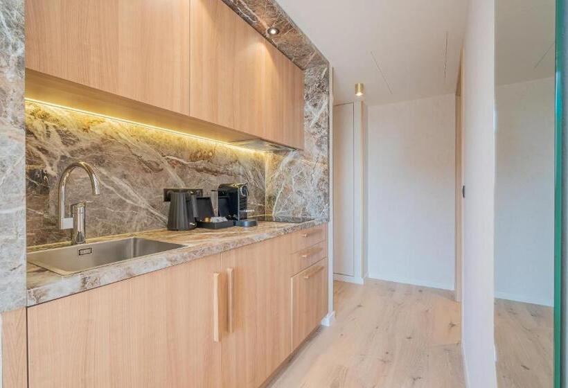 استودیوی پریمیوم, Yuna Porte Maillot   Apart