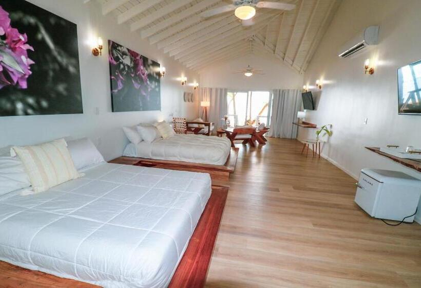 اتاق لوکس با بالکن و چشم‌انداز دریا, Luna Beach Luxury Boutique Beach Front Resort