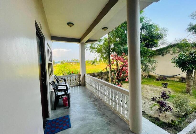 اتاق استاندارد, Tree Tops  A Serene Friendly Hotel In Sauraha