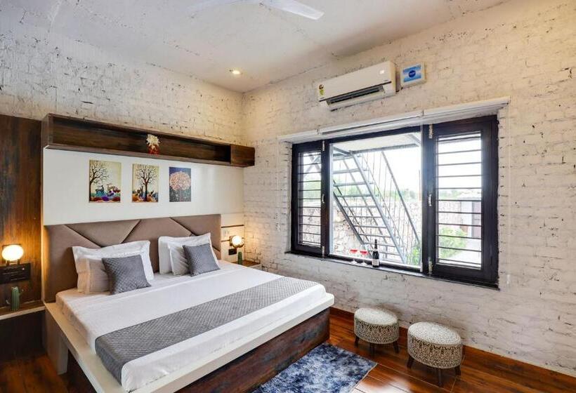 Вилла 1 Спальня, Stayvista S La Villa Farm   Tranquil Retreat With Outdoor Pool, Games & Terrace