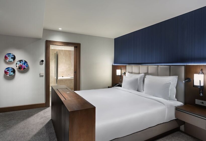سوئیت با چشم‌انداز, Crowne Plaza Istanbul   Ortakoy Bosphorus, An Ihg