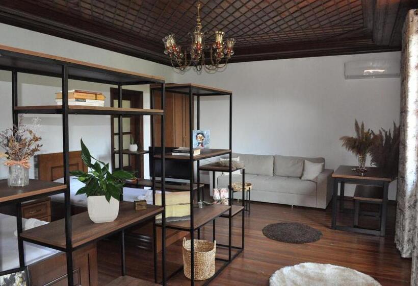 اتاق استاندارد چهارنفره با بالکن, Timber Guest House