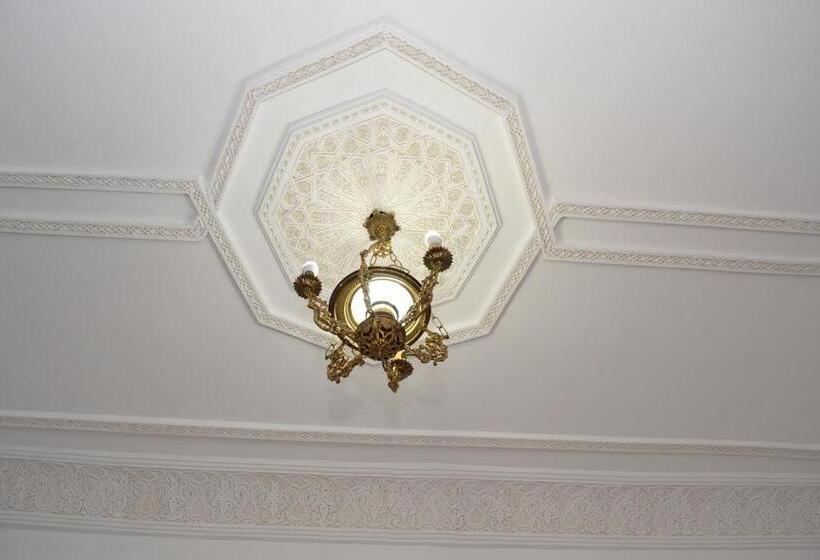 اتاق راحتی سه تخته, Dar Enouiina