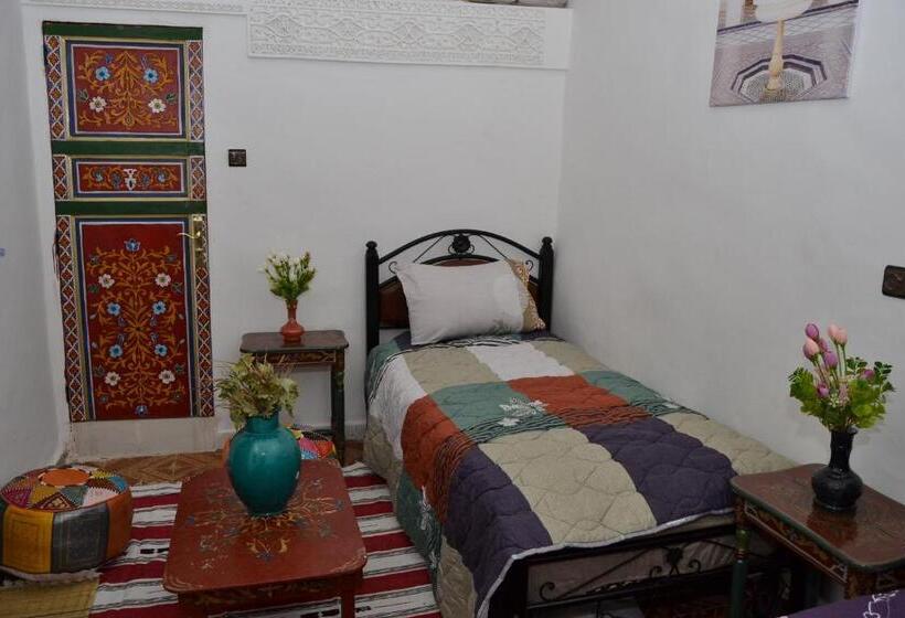 اتاق راحتی سه تخته, Dar Enouiina