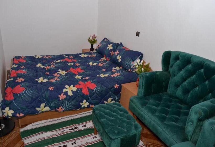 اتاق لوکس, Dar Enouiina