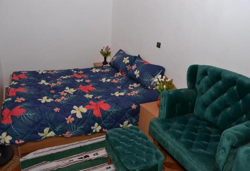 اتاق لوکس, Dar Enouiina