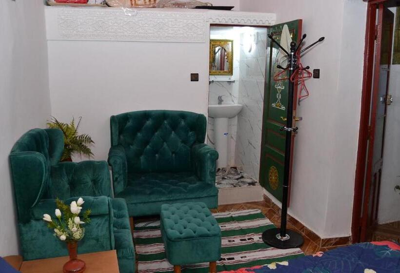 اتاق لوکس, Dar Enouiina