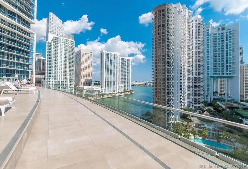 标准工作室带阳台, Icon Brickell W Residences
