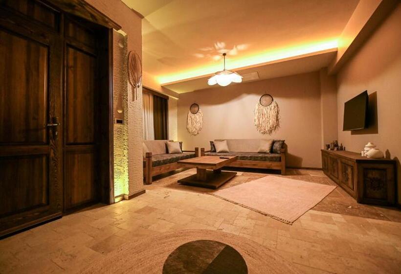 Студия Deluxe, Louis Cappadocia