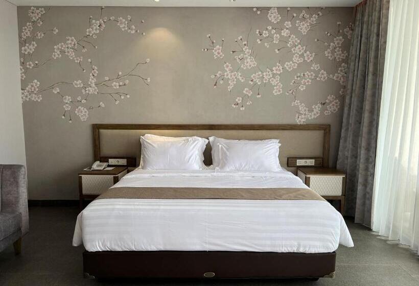 Президентский Люкс, Tabebuya Resto & Resort