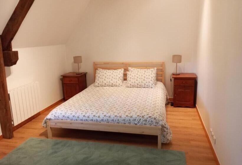 Номер Стандарт Вид на Сад, La Mancellière De Montjoie Chambre Chez Stéphanie
