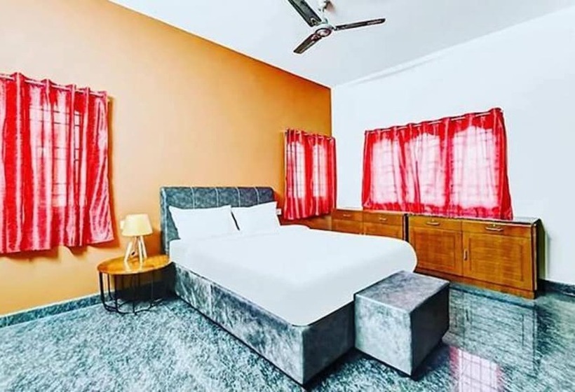 Номер Deluxe, Fabexpress Aathira Inn