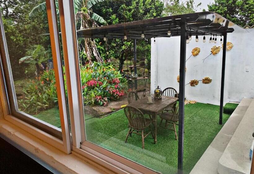 اتاق استاندارد با چشم‌انداز استخر, Amancay House