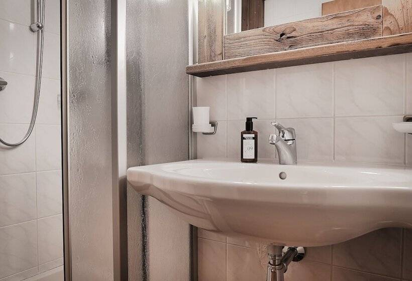 Апартаменты 1 Спальня, Montana Apartments