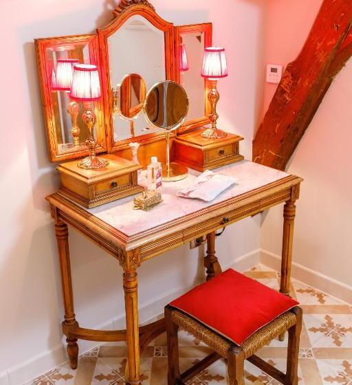 اتاق لوکس, Madame M S Maison Des Mots