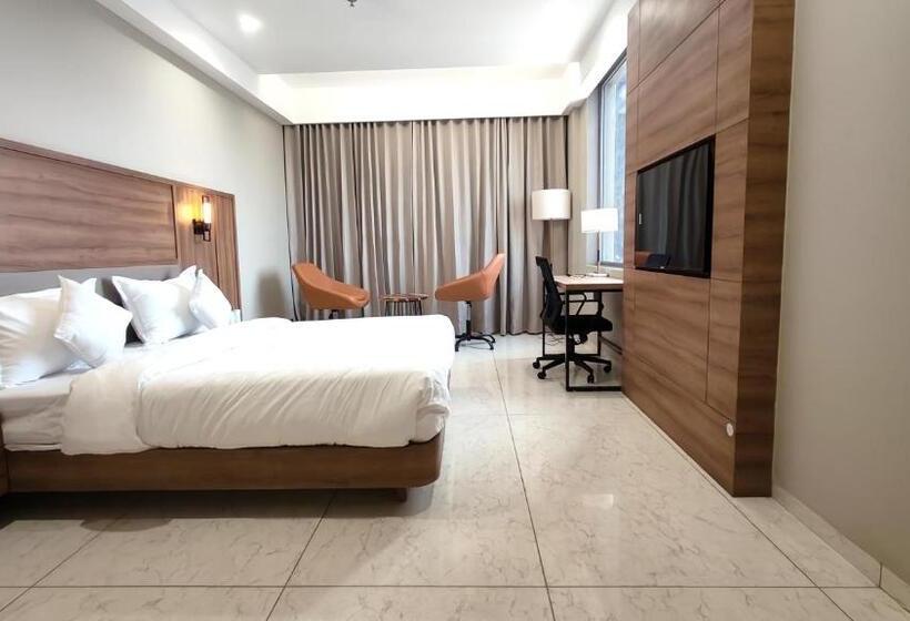 اتاق لوکس با تخت بزرگ, The Sky Imperial Hotel Kailash