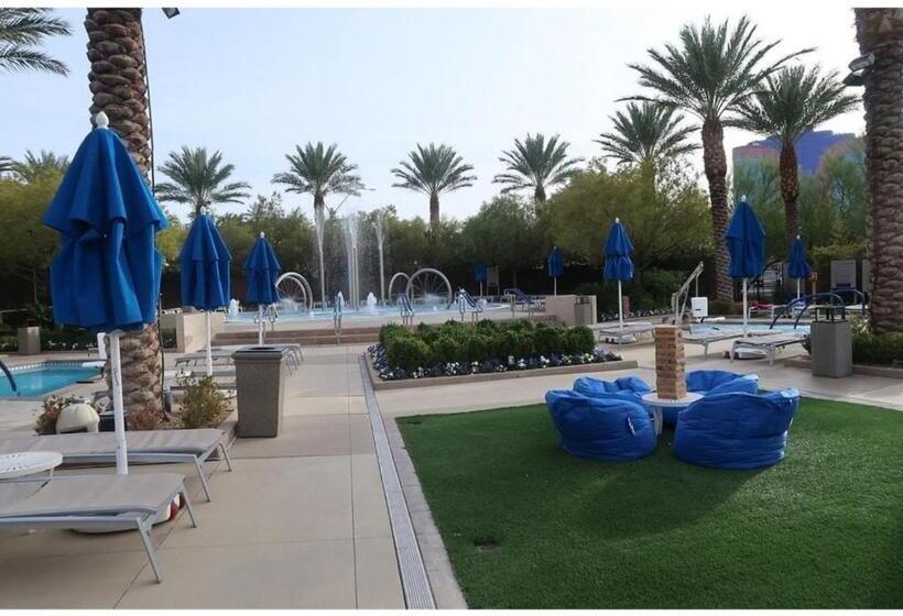 آپارتمان 2 خوابه, A Luxury Condo Awaits You At The Desert Blue, Moments From The Strip   Special Offer Now!