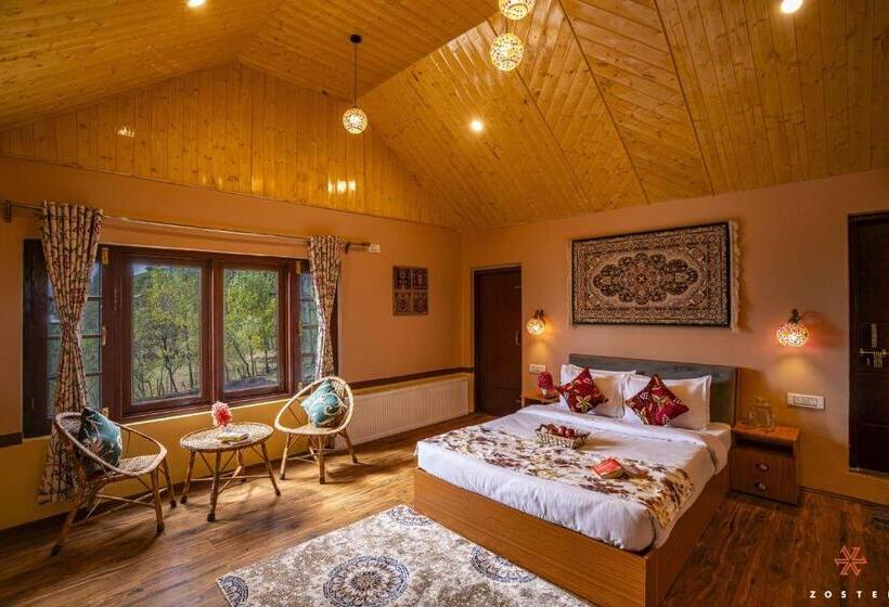 اتاق لوکس با بالکن, Zostel Pahalgam