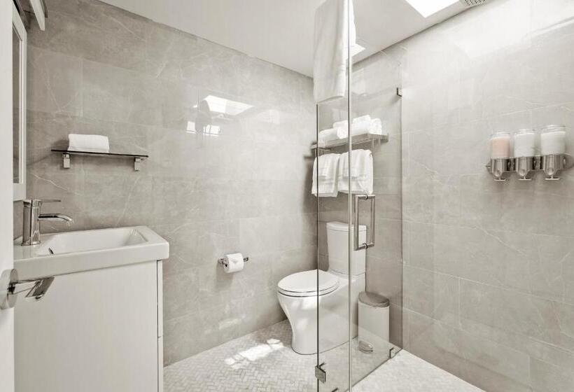 스위트 킹사이즈 침대, Boutique Room Steps From Downtown Mall Rose Jean   Room 5