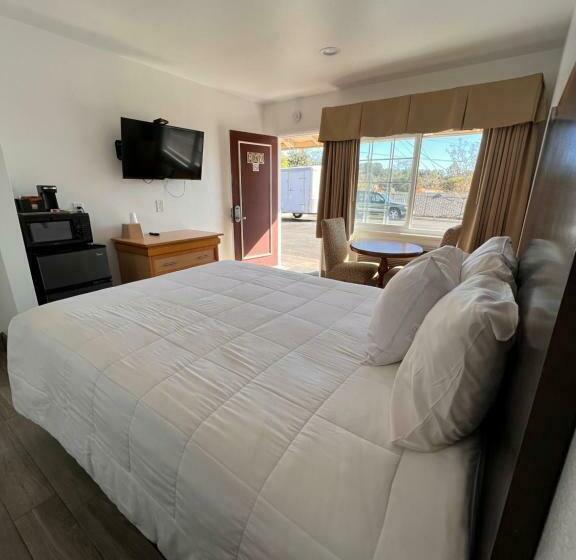 Номер Стандарт, Town And Country Inn