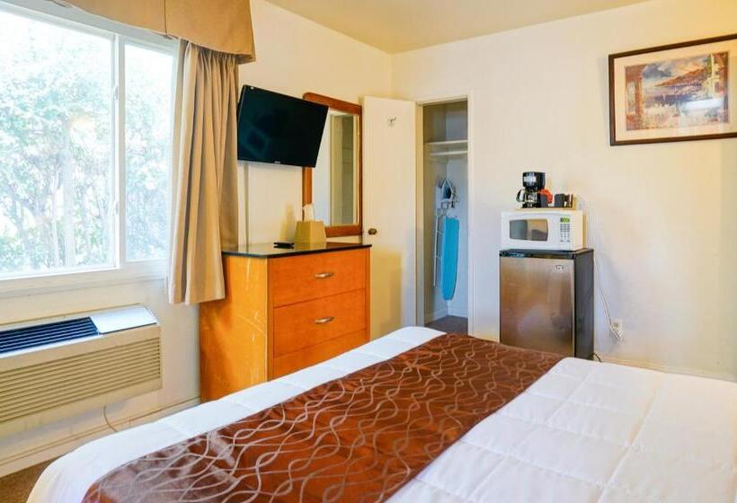 Номер Стандарт, Town And Country Inn