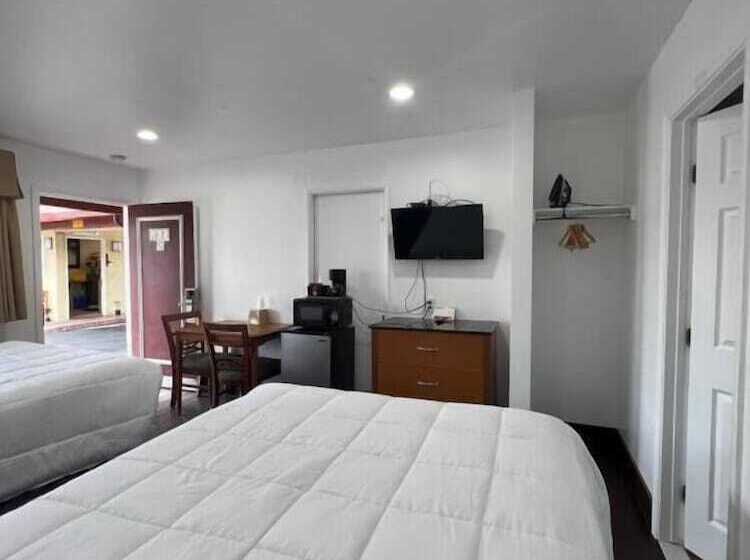 Номер Стандарт 2 Двуспальные Кровати, Town And Country Inn