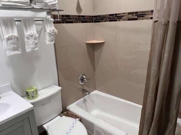 Номер Deluxe, Town And Country Inn