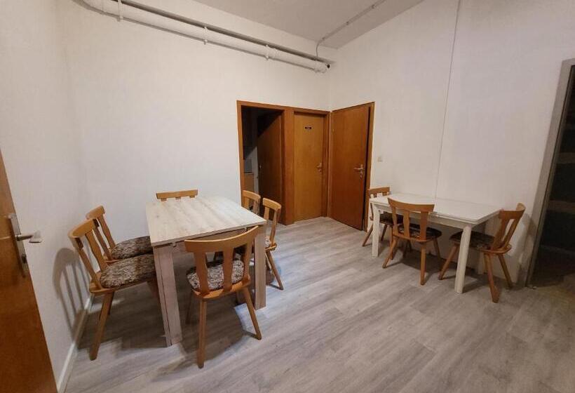 标准三人间共用浴室, Gasthaus Für Monteure