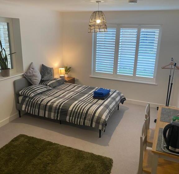 디럭스 룸, Very Large Double Room With Corner Sofa, Sky Tv, Netflix Etc, Fridge And Microwave