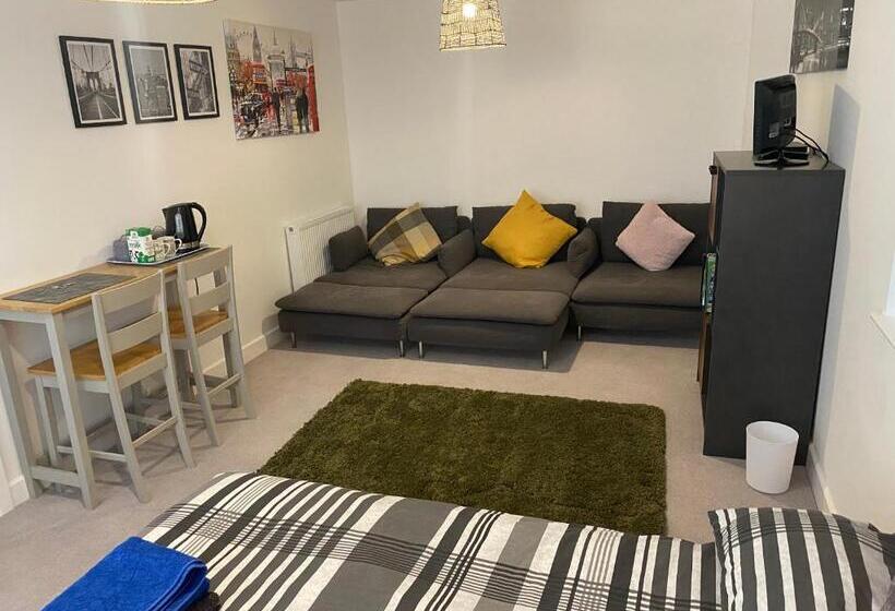 디럭스 룸, Very Large Double Room With Corner Sofa, Sky Tv, Netflix Etc, Fridge And Microwave